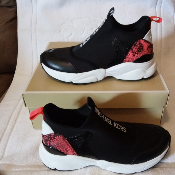 "New" Michael Kors Willow Slip On Scuba Sneakers - Picture 2 of 16